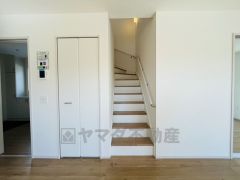 小さなお子様やご高齢の方でも安心できる、手すり付き階段。段差も低めで設定されており、安全性にも優れています。