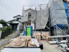 須恵第三小中学校まで徒歩9分。須恵中学校まで徒歩14分とお子様の通学が安心な距離です＾＾ 2面方向、道路に面しており日当り風通し良好です＾＾