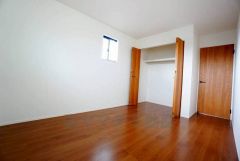 木目調のシンプルデザインで落ち着きと安らぎの空間に仕上げています。各部屋に収納が完備されているので、お荷物が多くなっても安心の設計です。