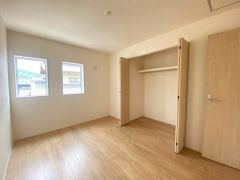 木目調のシンプルデザインで落ち着きと安らぎの空間に仕上げています。各部屋に収納が完備されているので、お荷物が多くなっても安心の設計です。