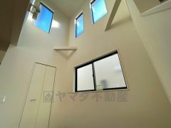 リビング上部が吹き抜けになっております。上下の空間が繋がってるので、ご家族の気配を感じられます＾＾