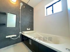 1坪サイズの浴室は、足をのばしてリラックスできます。浴室乾燥機付きなので、雨の日も気にせず洗濯物が干せます。