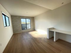 大きな窓のあるリビングは、陽光あふれる明るい空間です。居心地良く、ご家族皆がゆったり寛げる憩いの空間となりそうです。