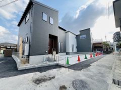 小・中学校まで徒歩9分圏内。 前面道路は1.98～4ｍ。 交通量が少なく小さなお子様がいるご家庭でも安心です＾＾ カースペースは並列2台＾＾スムーズに駐車出来ます＾＾
