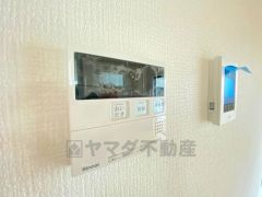 給湯器リモコンはキッチン横からボタンひとつで操作が楽々。通話ボタン付きでお子様とも会話ができて安心です。
