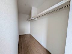 収納力豊富なウォークインクローゼット付き。洋服や小物などを1箇所にまとめて美しい収納を実現します。