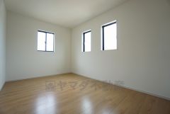 同仕様写真。リビング隣の洋室です。各部屋に収納が完備されているので、お荷物が増えても安心の設計です。