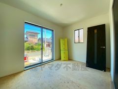 リビングからの続き間として和室をご用意しました。普段はリビングとつなげて開放的なスペースとして。来客時には客間としてお使いいただけます。