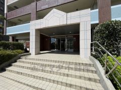 植栽が美しい、手入れの行き届いたエントランス。