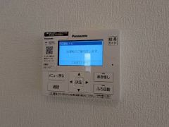 キッチン横からお湯張り、追い炊き、足し湯がボタン一つで楽々操作できる給湯機リモコンです＾＾忙しい夕飯の準備の時間帯に重宝しますね。