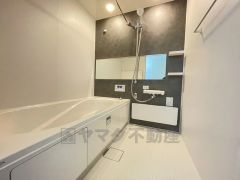 1日の疲れを癒すくつろぎのバスルーム。足を伸ばしてもゆったりと入れるサイズです。お子様と一緒にお風呂に入っても狭くないですね^^