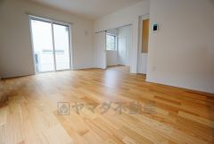 同仕様写真。大きな窓のあるリビングは、陽光あふれる明るい空間です。居心地良く、ご家族皆がゆったり寛げる憩いの空間となりそうです。