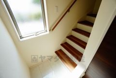 踏み場の広い、手摺付き階段です。踏み場の広い階段は、高齢の方でも安心できますね^^階段の色はクラシック調に仕上がります＾＾