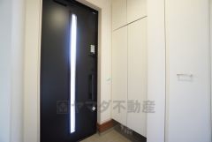 たっぷり収納できるシューズボックスです。家族全員の靴がきれいに整頓できます。玄関収納も問題ありません。