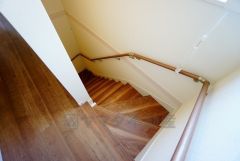 同仕様写真。ご年配の方でも安心できる、手すり付き階段です＾＾段差も低めで設定されてますので安全性にも優れてますね＾＾