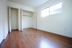 同仕様写真。全居室にはたっぷり収納できる大型クローゼットを設置しています。窓には断熱性・保温性にすぐれ、省エネ効果のあるペアガラスを採用。冬には結露を防止します。