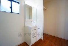 三面鏡つき洗面台。収納も一体型になっているので、ドライヤーやヘアアイロンの置き場に困りませんね。