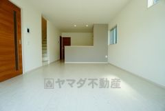 同仕様写真。家族が集まる開放的なリビング。約16帖の大空間で毎日のお食事が楽しみです＾＾思い思いの時間を過ごしたり、家族みんなで食事をしたり、素敵な団らんの場になりますね。