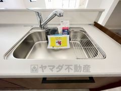 広々とした凸型シンクに洗剤ポケットを標準装備。大きなお鍋など洗いやすいです。洗剤や石鹸、スポンジもすっきりできる収納付き。