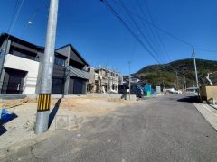 前面道路は公道南側約5.44～5.76ｍ。車通りが少ないため、小さなお子様がいるご家庭でも安心です＾＾