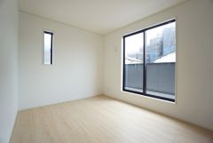 木目調のシンプルデザインで落ち着きと安らぎの空間に仕上げています。各部屋に収納が完備されているので、お荷物が増えても安心の設計です。