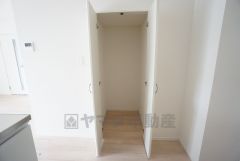 リビング収納。日用品や食品のストック場所として活躍できます。