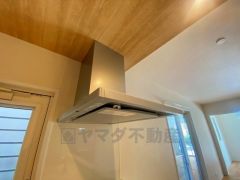 調理により発生する油煙や臭いを吸い込み、屋外へ排気してくれます。