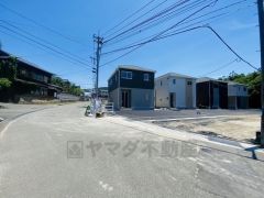 前面道路は北西側に6.98～7.51ｍ。 幅広い道路で余裕を持って駐車出来ます＾＾ 車の離合もスムーズです＾＾