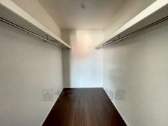 収納力豊富なウォークインクローゼット付き。洋服や小物などを1箇所にまとめて美しい収納を実現します。