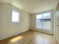 住む人のこだわりを活かす洋室＾＾日当たりがよく、寝室としての利用もおすすめ。広めのクローゼットもあり荷物もすっきり片付けれ、ゆとりのある暮らしが出来ます＾＾