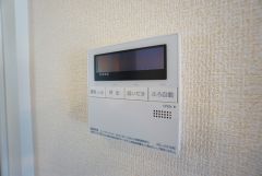 キッチン横に給湯器リモコンを設置していますので、忙しい時間帯でもスイッチ一つでお風呂の用意ができますよ＾＾