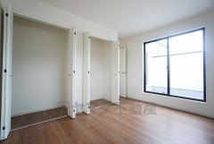 住む人のこだわりを活かす洋室＾＾日当たりがよく、寝室としての利用もおすすめ。広めのクローゼットもあり荷物もすっきり片付けれ、ゆとりのある暮らしが出来ます＾＾