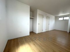 住む人のこだわりを活かす洋室＾＾日当たりがよく、寝室としての利用もおすすめ。広めのクローゼットもあり荷物もすっきり片付けれ、ゆとりのある暮らしが出来ます＾＾