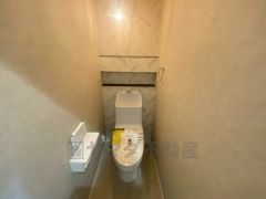 温水洗浄機付トイレです。節水機能もあるので、安心して使えますね。もちろん、1階2階の2ヶ所にトイレがあるので、忙しい朝にもゆとりができますね。