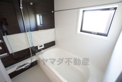 1日の疲れを癒すくつろぎのバスルーム。足を伸ばしてもゆったりと入れるサイズです。お子様と一緒にお風呂に入っても狭くないですね^^