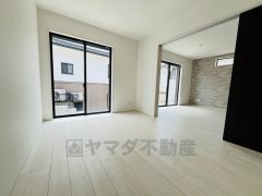 明るい洋室です。ナチュラル色のフローリングで開放的な優しい雰囲気になっています＾＾ベッドや机、ＴＶを置いてもゆとりのある広さです。