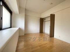 約6.2帖の主寝室。ハンガーパイプ付のクローゼットがあります。散らかりがちな洋服類もきれいに整理できますね。