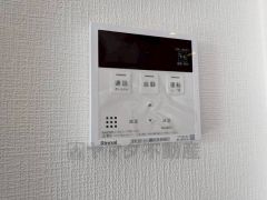 キッチン横からお湯張り、追い炊き、足し湯がボタン一つで楽々操作できる給湯機リモコンです＾＾忙しい夕飯の準備の時間帯に重宝しますね。