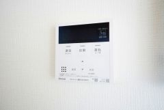 キッチン横からお湯張り、追い炊き、足し湯がボタン一つで楽々操作できる給湯機リモコンです＾＾忙しい夕飯の準備の時間帯に重宝しますね。