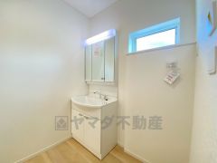 三面鏡つき洗面台。収納も一体型になっているので、ドライヤーやヘアアイロンの置き場に困りませんね。