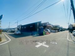 前面道路は公道北西側約5.9ｍ、南西側約5.9ｍ。幅広いため車の離合や駐車がスムーズ＾＾