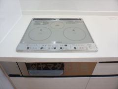同仕様写真。汚れてもサッとふける、お手入れのしやすいIHクッキングヒーター。オール電化なので経済的。