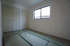 リビングからの続き間として和室をご用意しました。普段はリビングとつなげて開放的なスペースとして。来客時には客間としてお使いいただけます。