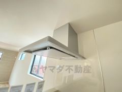 調理により発生する油煙や臭いを吸い込み、屋外へ排気してくれます。