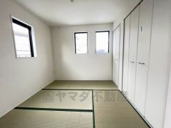 リビングからの続き間として和室をご用意しました。普段はリビングとつなげて開放的なスペースとして。来客時には客間としてお使いいただけます。