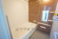 1日の疲れを癒すくつろぎのバスルーム。足を伸ばしてもゆったりと入れるサイズです。お子様と一緒にお風呂に入っても狭くないですね^^