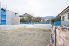 車スペースはゆとりある3台分を確保。マイカー用に、お客さま用に、余裕を持ってご利用いただけます。