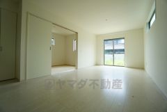 断熱性能の窓ガラスを採用。省エネ、光熱費カットにも貢献します。 夏は涼しく、冬は暖かく快適に過ごせます。