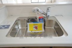 広々とした凸型シンクに洗剤ポケットを標準装備。大きなお鍋など洗いやすいです。洗剤や石鹸、スポンジもすっきりできる収納付き。