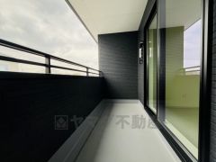 南側に面した大型のバルコニーは日当たり良好です。お洗濯物も気持ちよく干せそうです。 テーブルとイスを置いてカフェタイムや日光浴、星を眺めたりも良いですね^^
